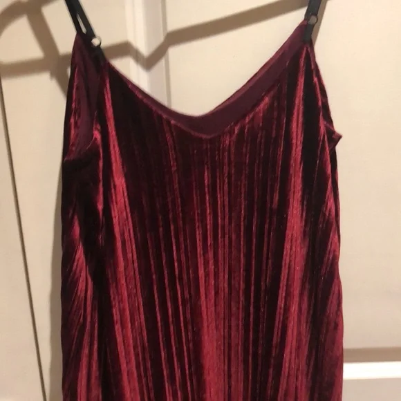 🇺🇸 Tart Burgundy Velvet Dress - Small - Picture 8 of 12